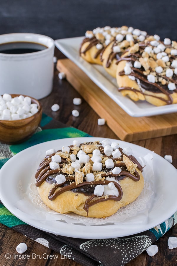 Cheesecake S'mores Danish - marshmallow and chocolate cheesecake filled rolls are a fun treat for breakfast. Make this easy recipe and watch everyone smile. #breakfast #danish #cheesecake #donut #smores #brunch