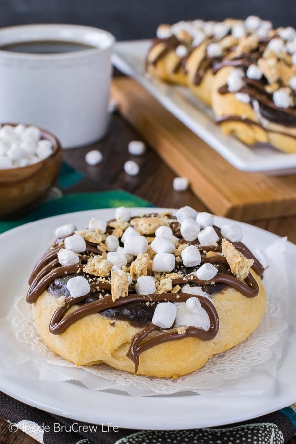 Cheesecake S'mores Danish - chocolate and marshmallow make these easy sweet rolls a delicious breakfast recipe! #breakfast #danish #cheesecake #donut #smores #brunch 