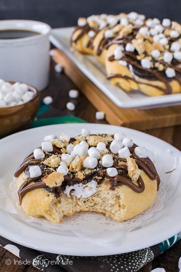 Cheesecake S'mores Danish - an easy roll filled with graham crackers, chocolate, and marshmallow. This delicious recipe is perfect for breakfast or an afternoon snack. #breakfast #danish #cheesecake #donut #smores #brunch