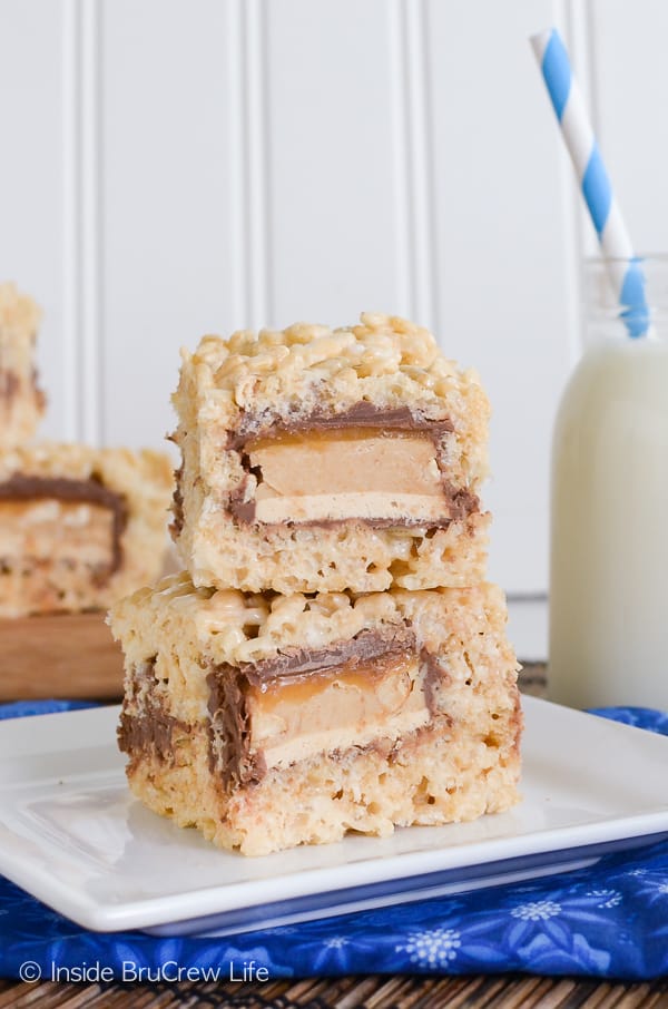 Candy Bar Stuffed Rice Krispie Treats - a hidden candy bar center makes these no bake treats amazing. Great recipe for parties and picnics!