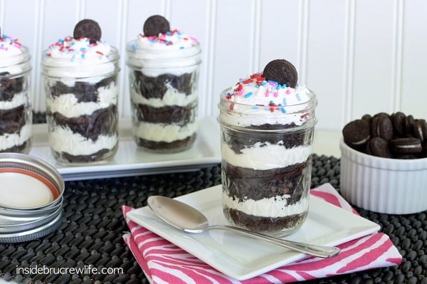 White Chocolate Oreo Brownie Parfaits - Oreo, brownies, and white chocolate cheesecake in one cute little jar https://insidebrucrewlife.com