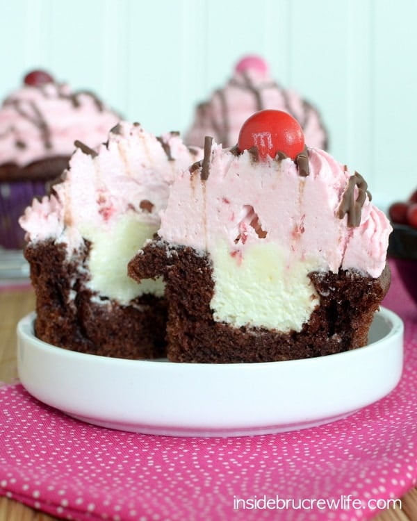 Raspberry Cheesecake Chocolate Cupcakes - chocolate cupcakes with a hidden cheesecake pudding center and raspberry frosting. Delicious dessert recipe!