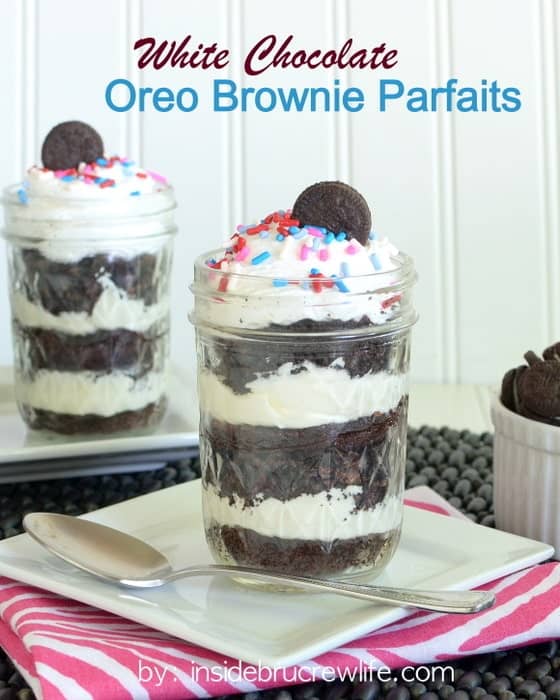 White Chocolate Oreo Brownie Parfaits - Oreo, brownies, and white chocolate cheesecake in one cute little jar https://insidebrucrewlife.com