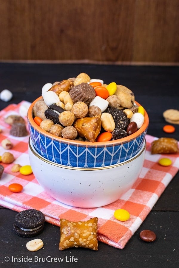 Sweet and Salty Trail Mix - add your favorite mini cookies, cereal, and Reese's candies in a bowl. Great snack mix for movie or game nights! #snackmix #trailmix #reeses #peanutbuttercups #sweetandsalty #nobake