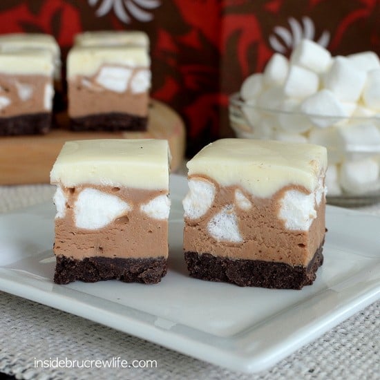 Mocha Mallow Fudge - mocha and vanilla fudge layers with marshmallows is a fun twist to a cold hot chocolate https://insidebrucrewlife.com