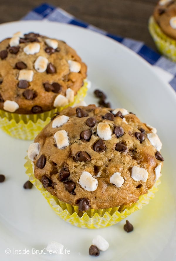 Banana S'mores Muffins - chocolate and marshmallow make these muffins an instant hit with everyone. Great breakfast recipe! #banana #muffins #banana #smores #chocolate #marshmallows #backtoschool