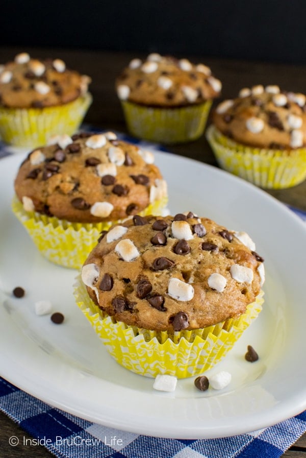 Banana S'mores Muffins - these easy muffins get a summer s'mores twist! Great breakfast recipe! #banana #muffins #banana #smores #chocolate #marshmallows #backtoschool