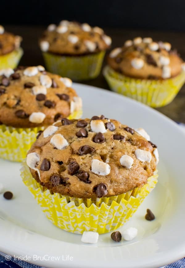 Banana S'mores Muffins - these easy muffins are loaded with chocolate, marshmallow, and graham crackers. Make these easy muffins for breakfast! #banana #muffins #banana #smores #chocolate #marshmallows #backtoschool