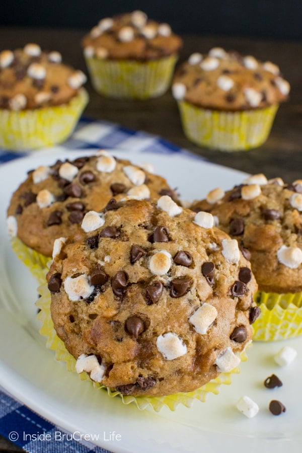 Banana S'mores Muffins - marshmallows, chocolate, and graham crackers make these easy muffins a great breakfast recipe! #banana #muffins #banana #smores #chocolate #marshmallows #backtoschool