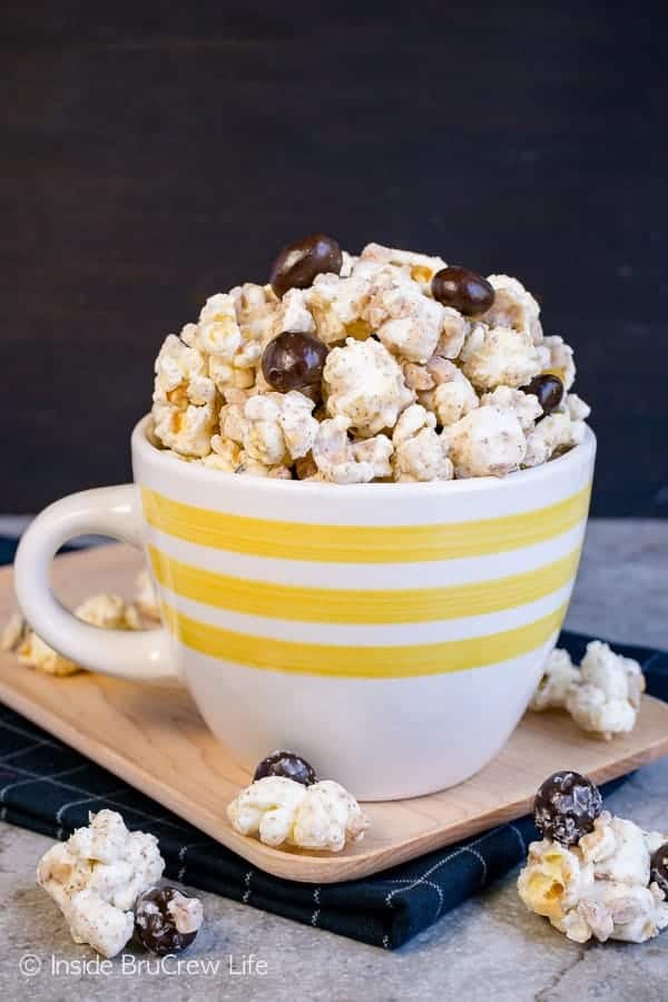 Coffee Toffee Popcorn - this chocolate covered popcorn has a sweet coffee flavor and crunchy toffee bits. Make this snack mix recipe when you need a quick caffeine pick me up. #coffee #snackmix #popcorn #toffee #nobake #whitechocolate #coffeebeans