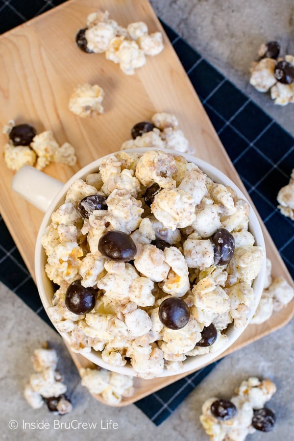 Coffee Toffee Popcorn - toffee bits and chocolate covered coffee beans add a fun crunch to this easy chocolate covered popcorn. Make this recipe when you need a caffeine boost. #coffee #snackmix #popcorn #toffee #nobake #whitechocolate #coffeebeans