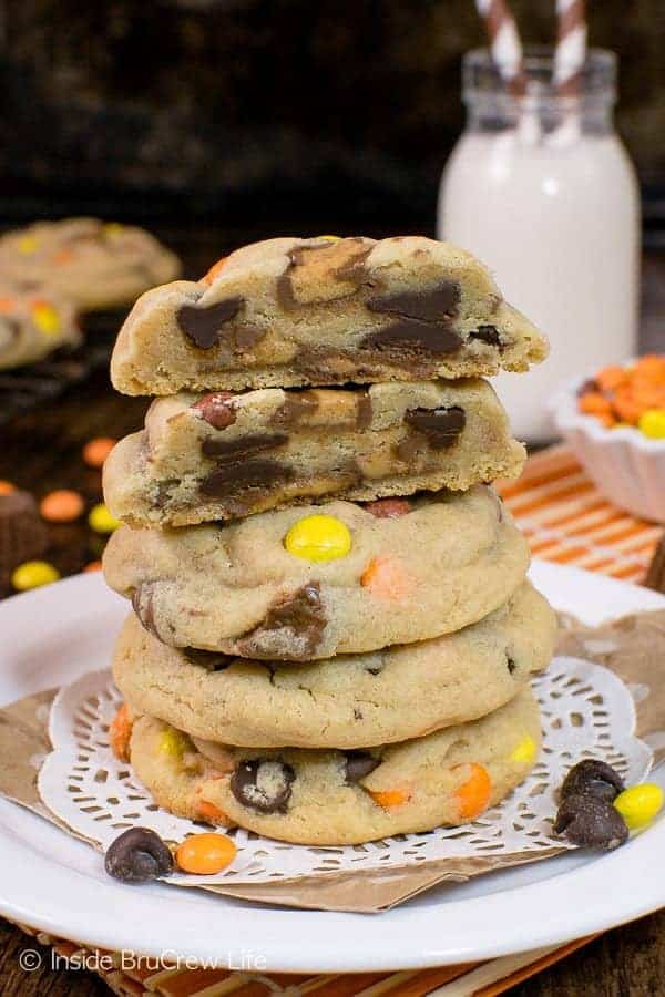 Reese's Peanut Butter Pudding Cookies - two times the peanut butter candy makes these soft chewy pudding mix cookies a favorite in our house! Great recipe for your cookie jar! #cookies #peanutbutter #puddingcookies #reesespeanutbuttercups #cookiejar #recipe #chocolatechipcookies #bestpuddingcookies
