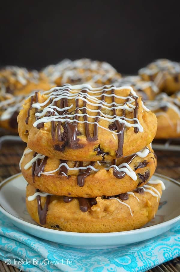 Pumpkin Raisinets Muffin Tops - chocolate drizzles and Raisinets jazz up these easy 2 ingredient pumpkin muffins. Try this easy recipe for breakfast this fall. #muffins #pumpkin #twoingredientmuffins #fall #breakfast #chocolate #raisinets #muffintops 