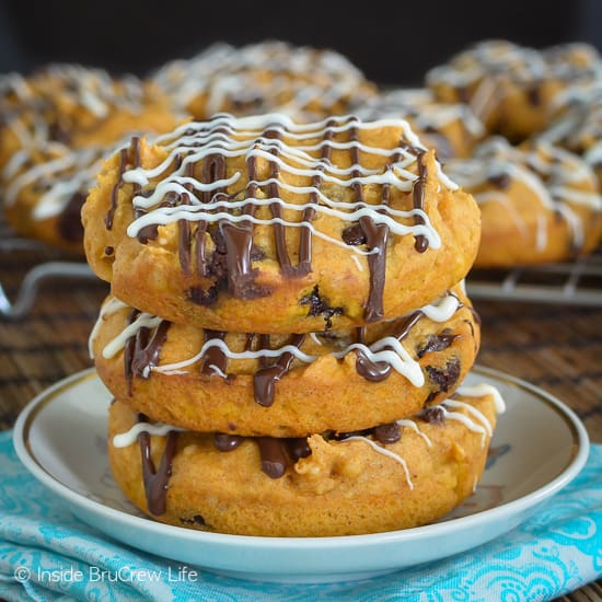 Pumpkin Raisinets Muffin Tops - easy two ingredient pumpkin muffins make a great fall breakfast choice! #muffins #pumpkin #twoingredientmuffins #fall #breakfast #chocolate #raisinets #muffintops