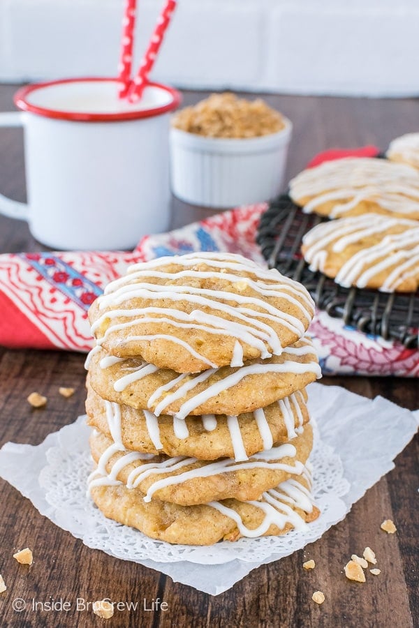 Toffee Apple Pie Cookies - graham cracker crumbs, apple bits, and toffee add a sweet flair to this soft apple cookie recipe! #apple #cookies #homemade #fall #toffee #cookiejar #baking