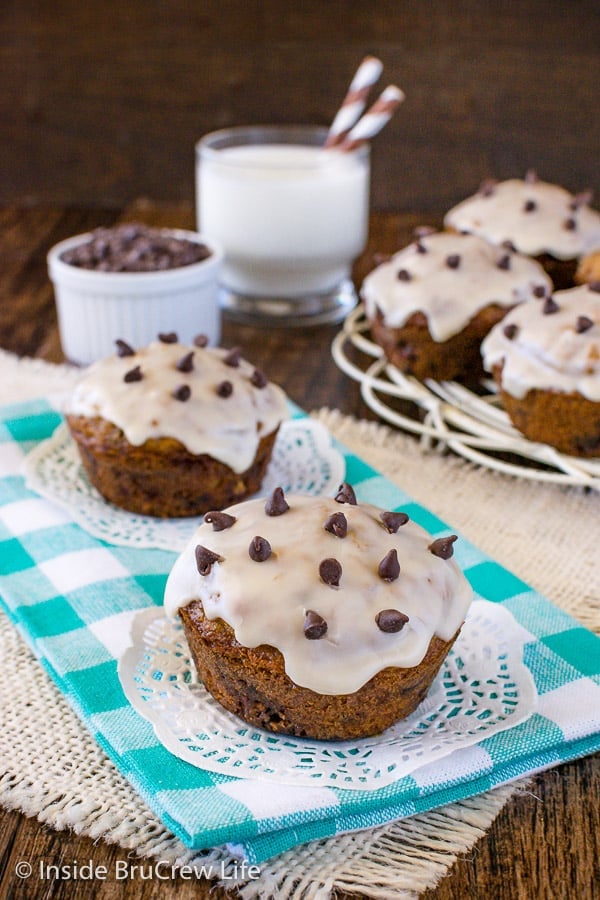 Chocolate Chip Oatmeal Muffins - lots of chocolate and a coffee glaze make these chocolate chip muffins disappear in a hurry! Make this easy recipe for breakfast or after school snacks. #muffins #oatmeal #chocolatechip #breakfast #coffee