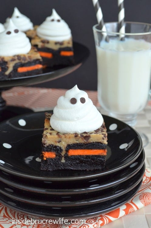 Coffee Cheesecake Oreo Brownies - gooey layers of brownies and cheesecake and a hidden layer of cookies makes these brownies so fun. Delicious recipe for those Halloween parties!