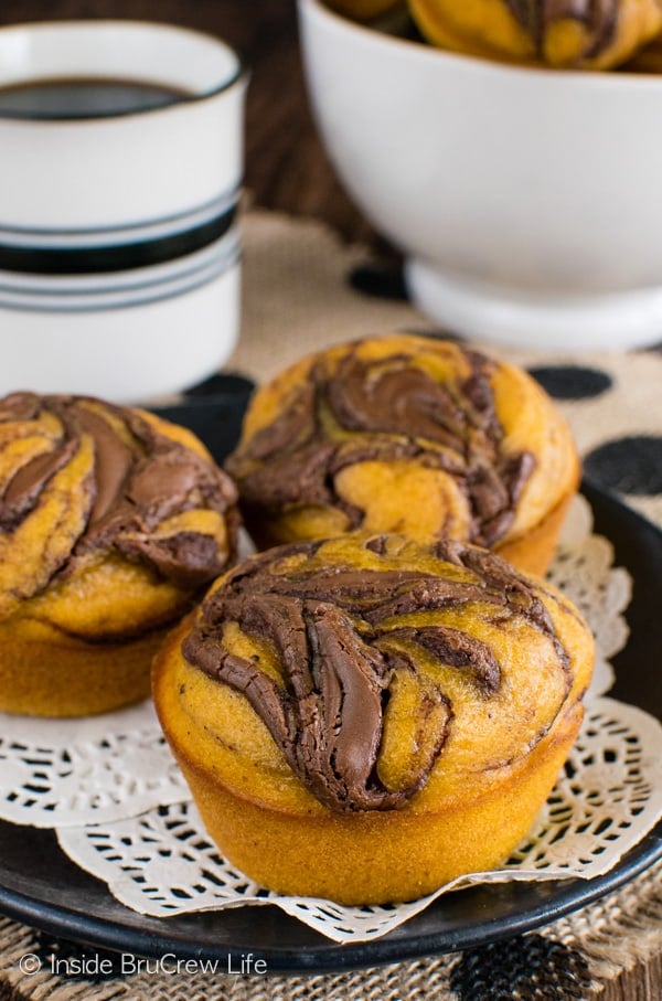 Pumpkin Nutella Muffins - soft pumpkin muffins with a chocolate swirl makes a delicious fall breakfast recipe. #breakfast #muffins #pumpkin #nutella #fall