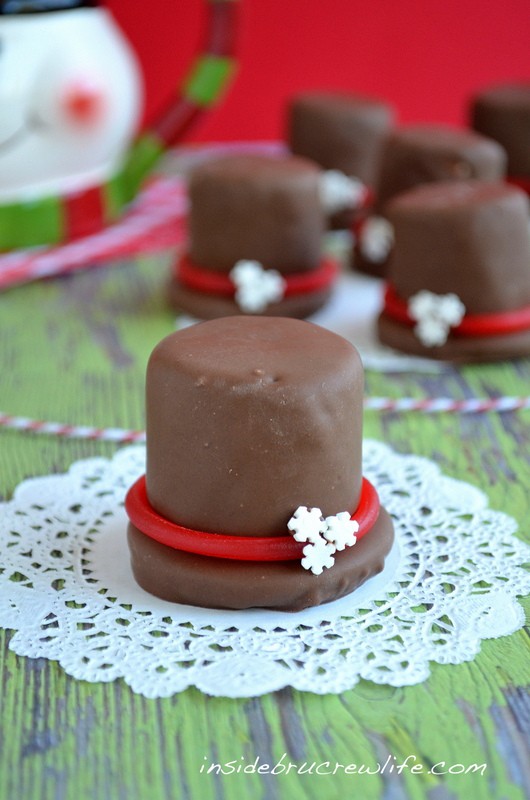 Marshmallow Frosty Hats - marshmallows, cookies, and candy dipped in chocolate make these cute Frosty hats