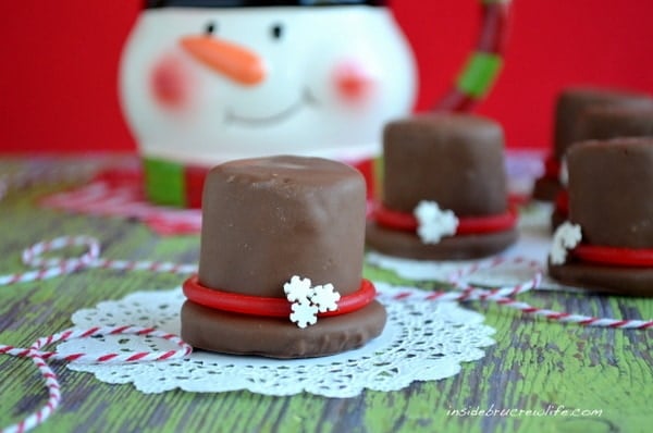 Marshmallow Frosty Hats - marshmallows, cookies, and candy dipped in chocolate make these cute Frosty hats
