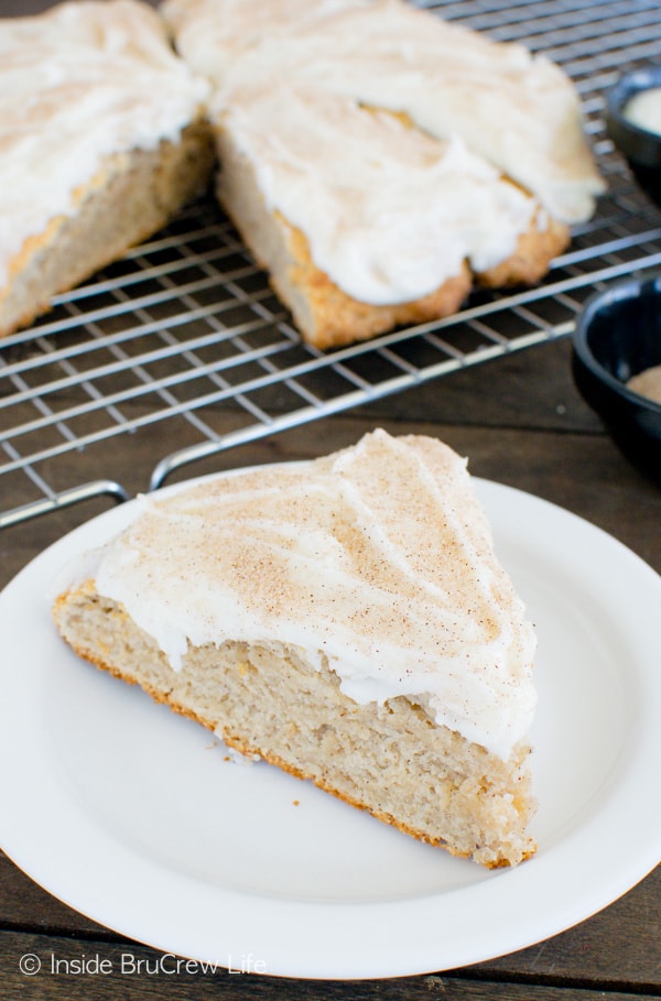 Banana Toffee Scones - cinnamon sugar frosting and toffee bits add a sweet flair to these easy banana scones. Easy breakfast or brunch recipe! #banana #scones #breakfast #toffee