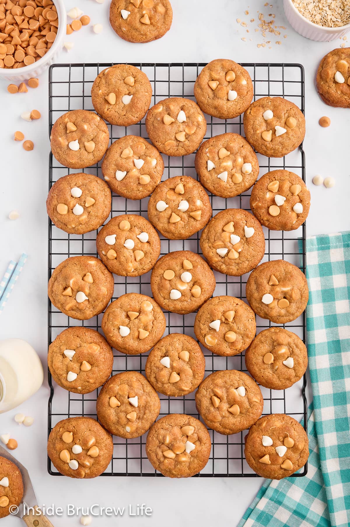 A wire rack with cookies cooling on it.