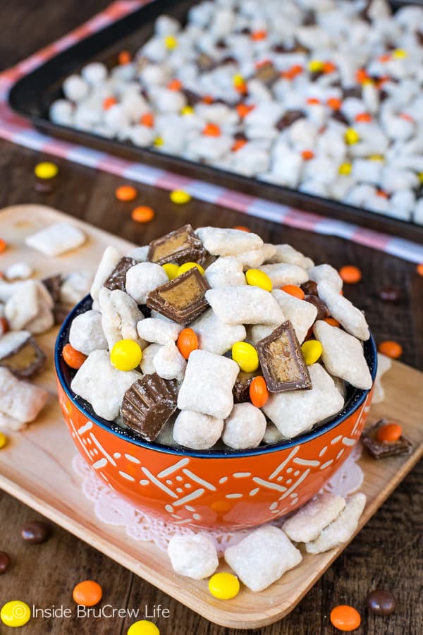 Peanut Butter Cup Puppy Chow - a batch of this easy snack mix can be ready to eat in 10 minutes. Great no bake recipe loaded with peanut butter goodness! #peanutbutter #snackmix #reesespeanutbuttercups #chexcereal #puppychow #muddybuddies #nobake