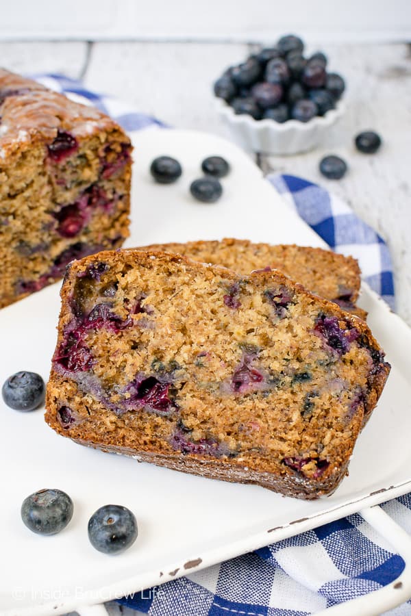 Blueberry Banana Bread - this easy banana bread is loaded with lots of fresh blueberries. It's the perfect recipe to make for breakfast or for an after school snack. #banana #blueberries #sweetbread #healthy #breakfast #bananabread #recipe