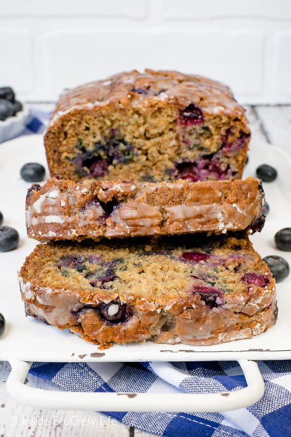 Blueberry Banana Bread - a loaf of soft banana bread loaded with blueberries and yogurt makes a great healthy breakfast. Make this recipe for a sweet after school snack too. #banana #blueberries #sweetbread #healthy #breakfast #bananabread #recipe