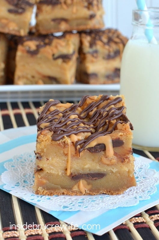 Layers of peanut butter cheesecake inside a cookie bars makes these Peanut Butter Cheesecake Cookie Bars perfect for the peanut butter lover! Awesome dessert recipe!