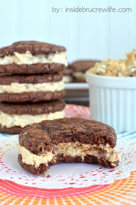 Reese's White Chocolate Brownie Whoopie Pies - brownie cookies filled with a white chocolate Reese's frosting #brownies #reeses