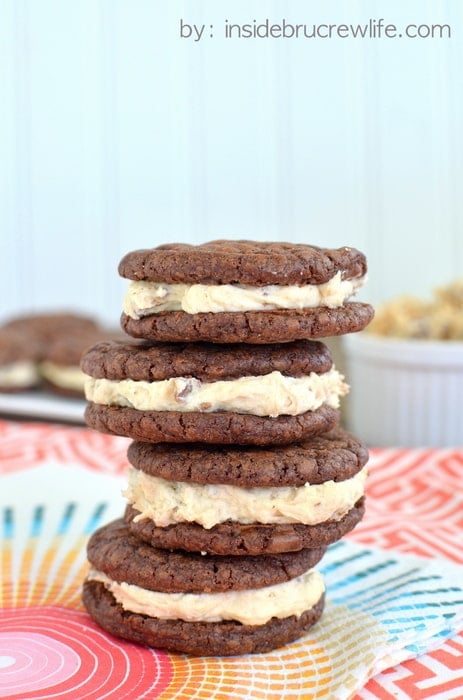 Reese's White Chocolate Brownie Whoopie Pies - brownie cookies filled with a white chocolate Reese's frosting #brownies #reeses