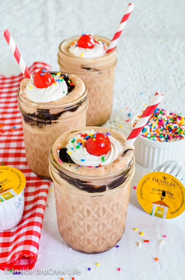 Mocha Fudge Milkshakes - ice cream, coffee, and hot fudge make this easy milkshake taste amazing. Try this easy recipe on a hot summer day! #milkshake #coffee #mocha #fudge #recipe #summerdessert