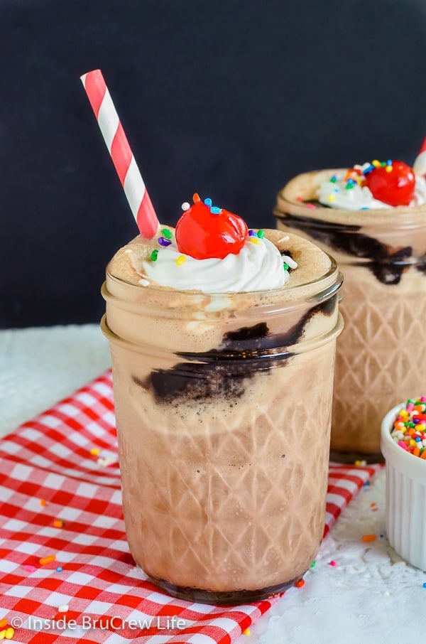 Mocha Fudge Milkshakes - coffee, chocolate, and ice cream in a glass makes the absolute amazing dessert. Perfect recipe for a hot summer day. #milkshake #coffee #mocha #fudge #recipe #summerdessert