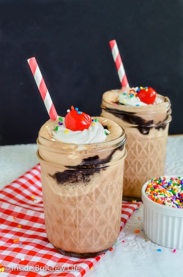 Mocha Fudge Milkshakes - this easy three ingredient milkshake is a delicious way to chill off on a hot summer day. Easy recipe to make in minutes! #milkshake #coffee #mocha #fudge #recipe #summerdessert