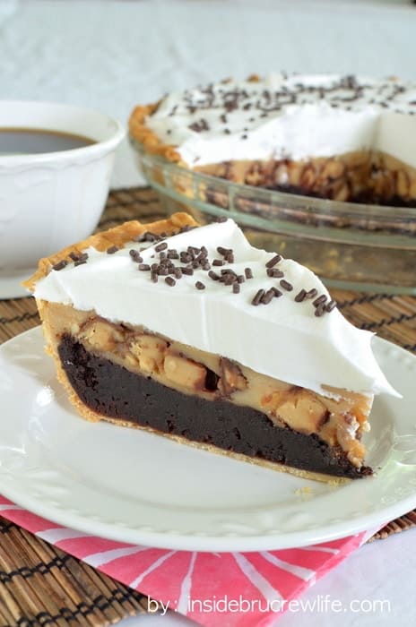 Peanut Butter Snickers Cheesecake Brownie Pie - layers of fudgy brownie, peanut butter cheesecake, and candy bars makes an impressive pie to serve for dessert #pie #brownie #cheesecake #peanutbutter #snickers