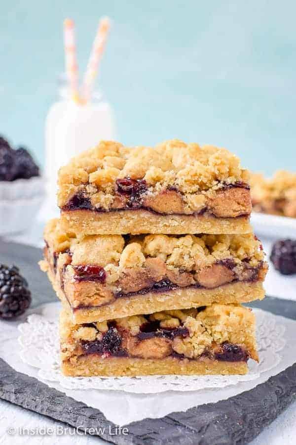 Peanut Butter and Jelly Crumb Bars - these easy oatmeal crumble bars are loaded with peanut butter cups and jelly. Make this easy recipe for dessert or after school snacks. #peanutbutterandjelly #cookiebars #peanutbuttercups #blackberry #backtoschool