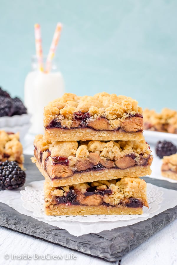 Peanut Butter and Jelly Crumb Bars - blackberry jelly and peanut butter cups make these easy crumble bars taste so good. Easy cookie bar for dessert or after school snacks! #peanutbutterandjelly #cookiebars #peanutbuttercups #blackberry #backtoschool