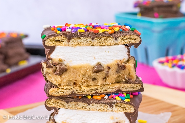 A close up picture of the inside layers in a no bake cookie dough s'mores