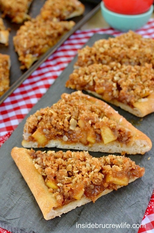 Apple Biscoff Crumble Pizza - pizza crust topped with Biscoff spread, apples, and a crumble topping with oats and Biscoff cookies https://insidebrucrewlife.com