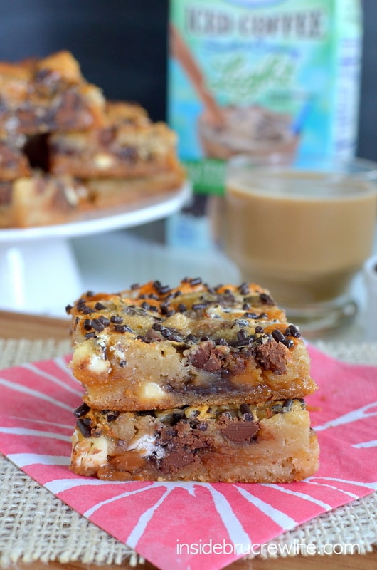 Caramel Macchiato Gooey Cake Bars - cake mix bars topped with caramel, white chocolate, chocolate chips, and a coffee sweetened condensed milk https://insidebrucrewlife.com