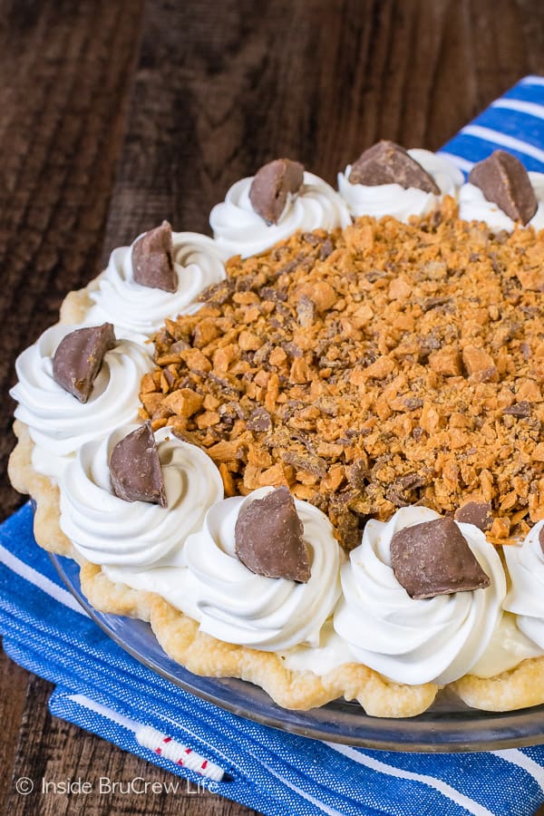 Peanut Butter Butterfinger Pie - layers of cheesecake and candy bars creates a decadent and delicious pie. Easy recipe to make for the holidays! #pie #butterfinger #holiday #peanutbutter