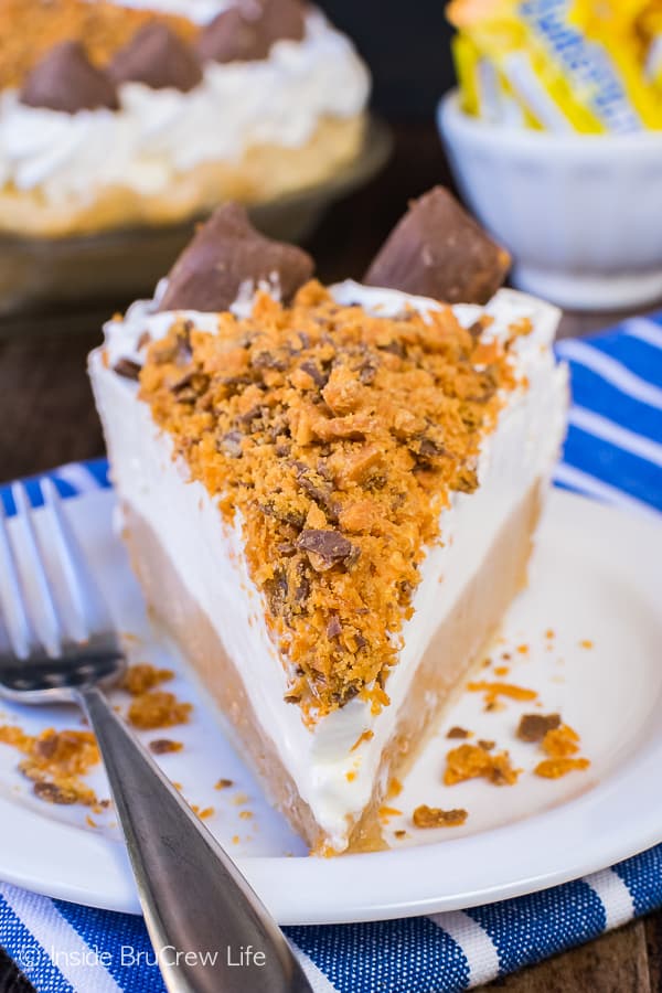 Peanut Butter Butterfinger Pie - layers of cheesecake and candy bars make up this easy pie. Great recipe for the holidays! #pie #butterfinger #holiday #peanutbutter