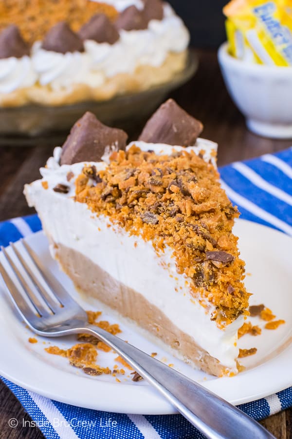 Peanut Butter Butterfinger Pie - layers of cheesecake and candy bars make this amazing pie disappear in a hurry. Great recipe for the holidays! #pie #butterfinger #holiday #peanutbutter