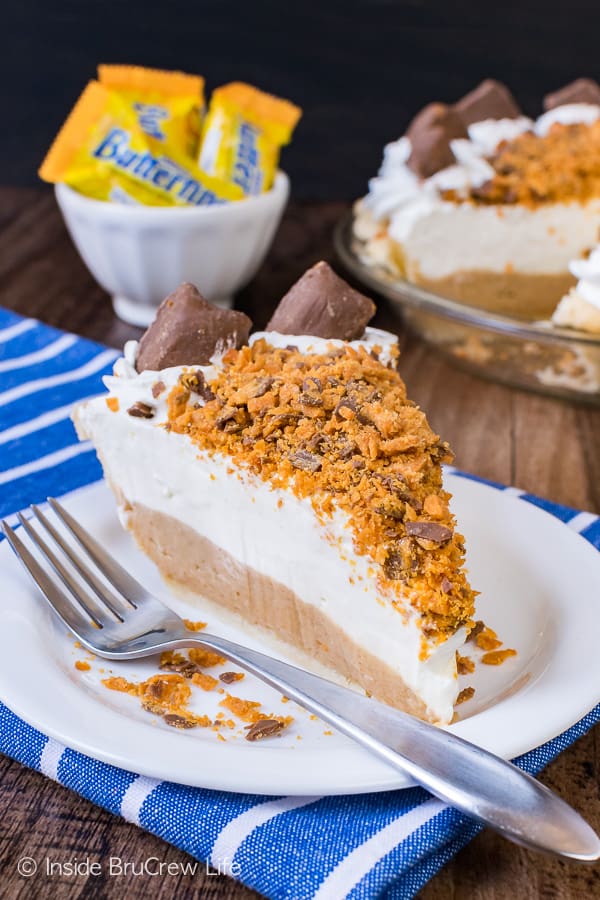 Peanut Butter Butterfinger Pie - crunchy candy bars and creamy cheesecake layers make up this pretty pie. Great recipe for the holidays! #pie #butterfinger #holiday #peanutbutter