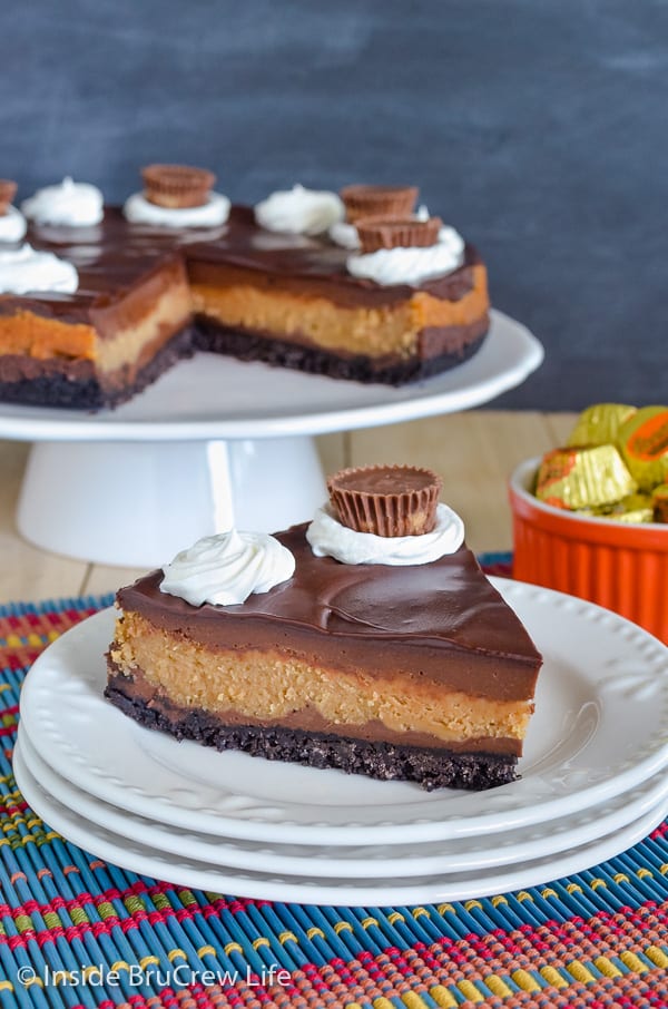 Peanut Butter Cup Cheesecake - layers of peanut butter and chocolate cheesecake with an Oreo crust is an impressive dessert. Make this recipe for dinner parties! #cheesecake #peanutbutter #chocolate #peanutbuttercups