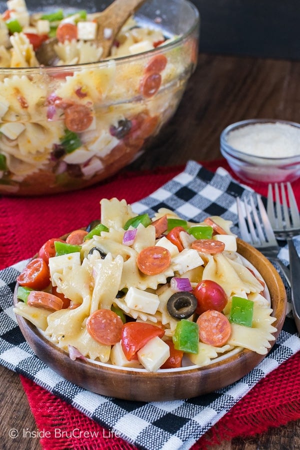 Pizza Pasta Salad - meat, veggies, and cheese make this easy pasta salad perfect for summer dinners and picnics. #pizza #pastasalad #picnicfood #salad 
