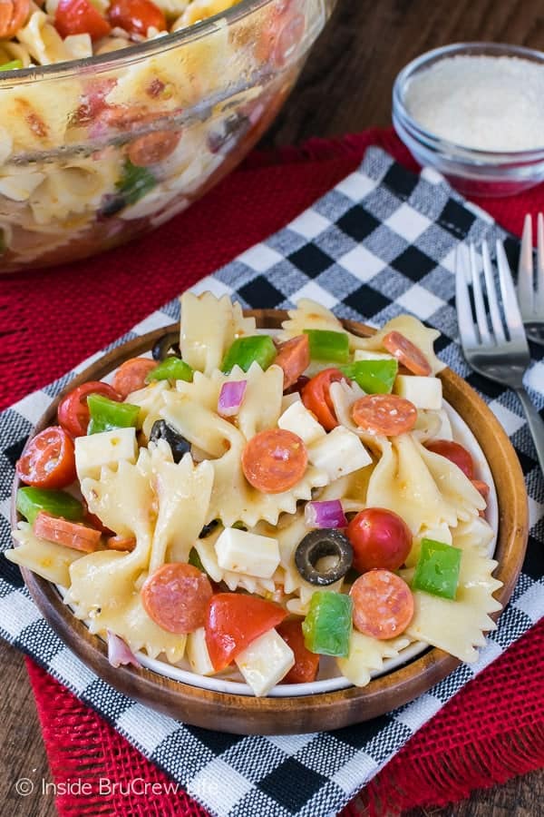 Pizza Pasta Salad - veggies, pepperoni, and cheese make this easy pasta salad a delicious summer dinner! Great recipe for picnics and barbecues. #pizza #pastasalad #picnicfood #salad 