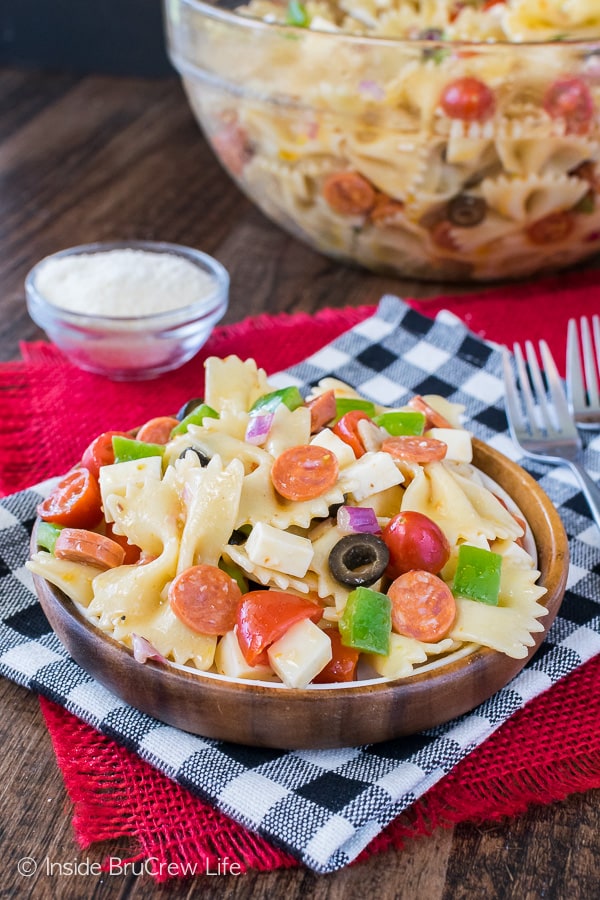 Pizza Pasta Salad - your favorite pizza toppings turn this pasta salad into a fun dinner. Great salad recipe for summer picnics! #pizza #pastasalad #picnicfood #salad 