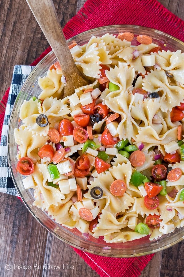 Pizza Pasta Salad - adding your favorite pizza toppings to pasta makes a delicious pasta dinner. Easy recipe for summer picnics! #pizza #pastasalad #picnicfood #salad 